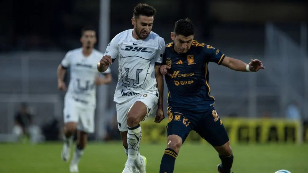 MEXSPORT Toto Salvio disputando un balón ante Tigres
