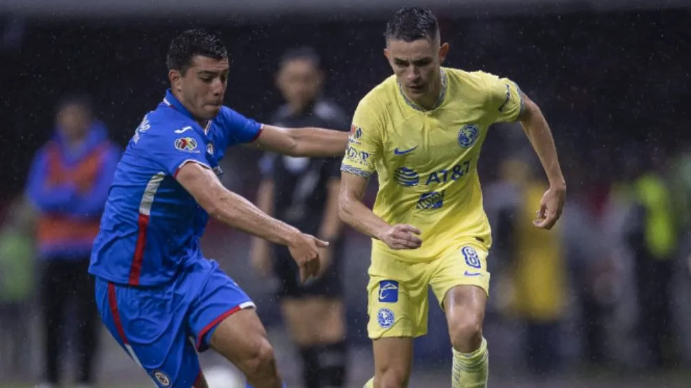 MEXSPORT Erik Lira disputando un balón ante Álvaro Fidalgo