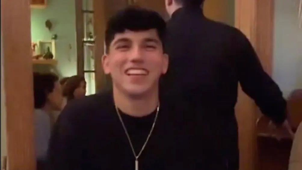 FOTO TOMADA DEL VIDEO Álvarez durante la cena con Wendy