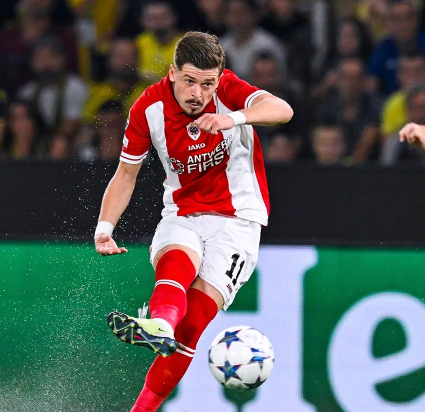 INSTAGRAM: @royal_antwerp_fc Disparo del defensa del Antwerp