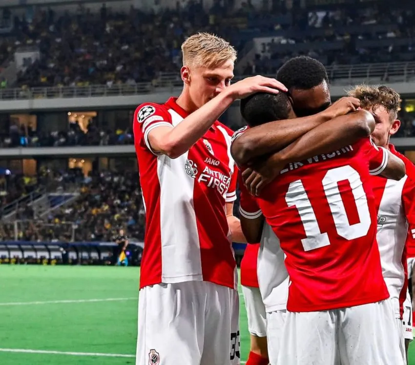 INSTAGRAM: @royal_antwerp_fc Abrazo de gol entre jugadores del Antwerp