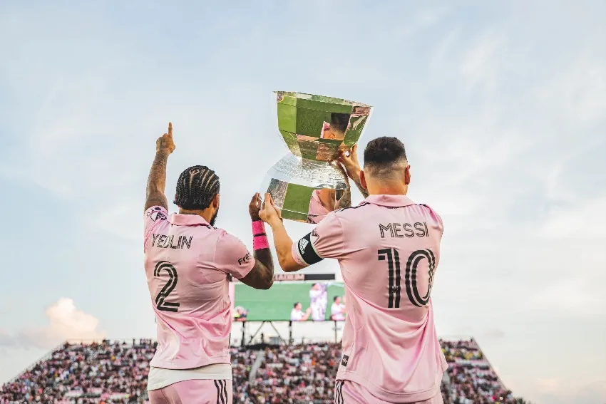 @InterMiamiCF Messi y Yedlin presentando la Leagues Cup a su gente