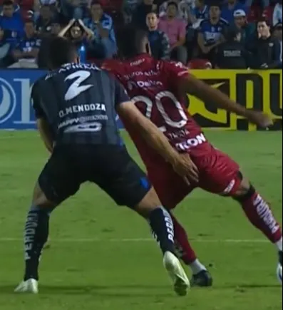 CAPTURA DE PANTALLA TRANSMISIÓN FOX SPORTS Omar Mendoza agarró por atrás a Juan Manuel Zapata