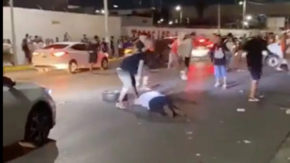 FOTO TOMADA DEL VIDEO Momento de la agresión a un paramédico