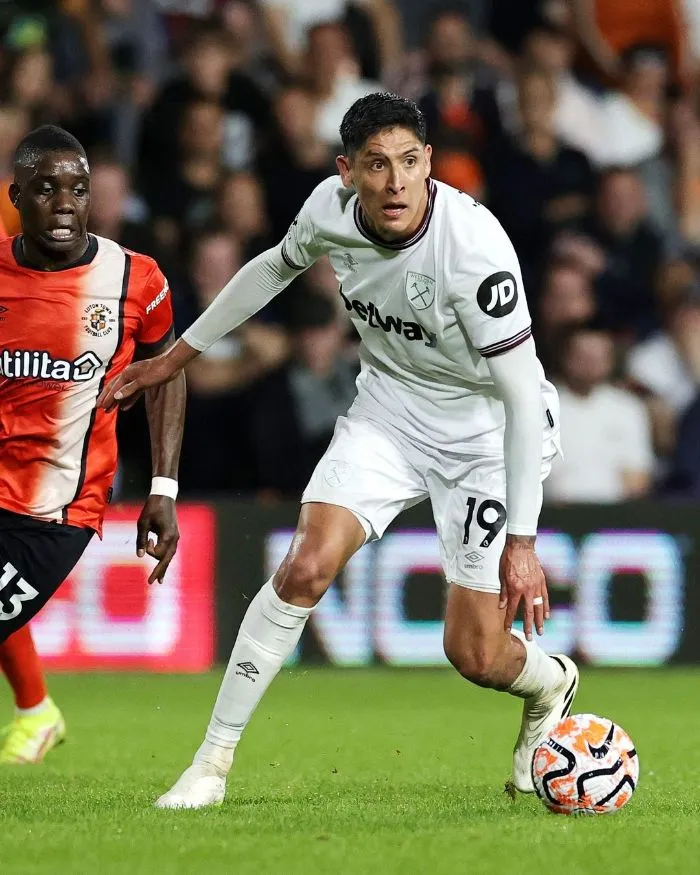 INSTAGRAM @westham Edson disputando el balón