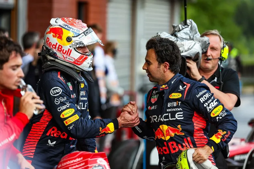 MEXSPORT Checo Pérez y Verstappen en un GP de la F1