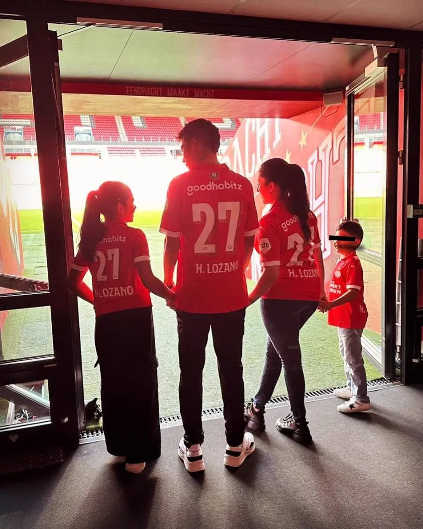 @PSV Chucky Lozano con su familia en su presentación con PSV