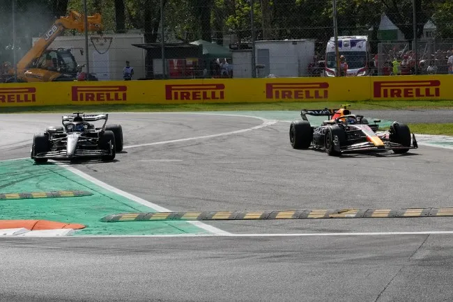 AP Checo adelanta a George Russell