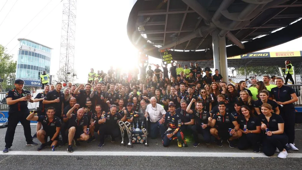 TWITTER: @Max33Verstappen El equipo celebrando sus resultados en Monza