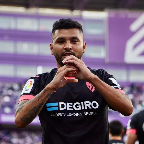 INSTAGRAM @jesustecatitoc Corona jugando con el Sevilla