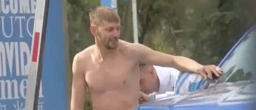 CAPTURA DE PANTALLA | @TyCSports 'Dibu' Martínez firmó autrógrado en la espalda de un aficionado