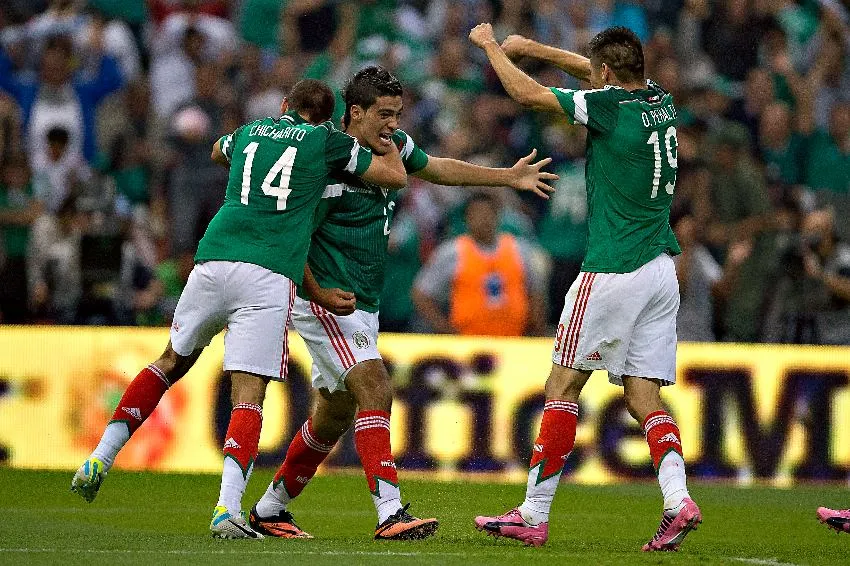 MEXSPORT Raúl Jiménez celebrando su chilena ante Panamá en 2013