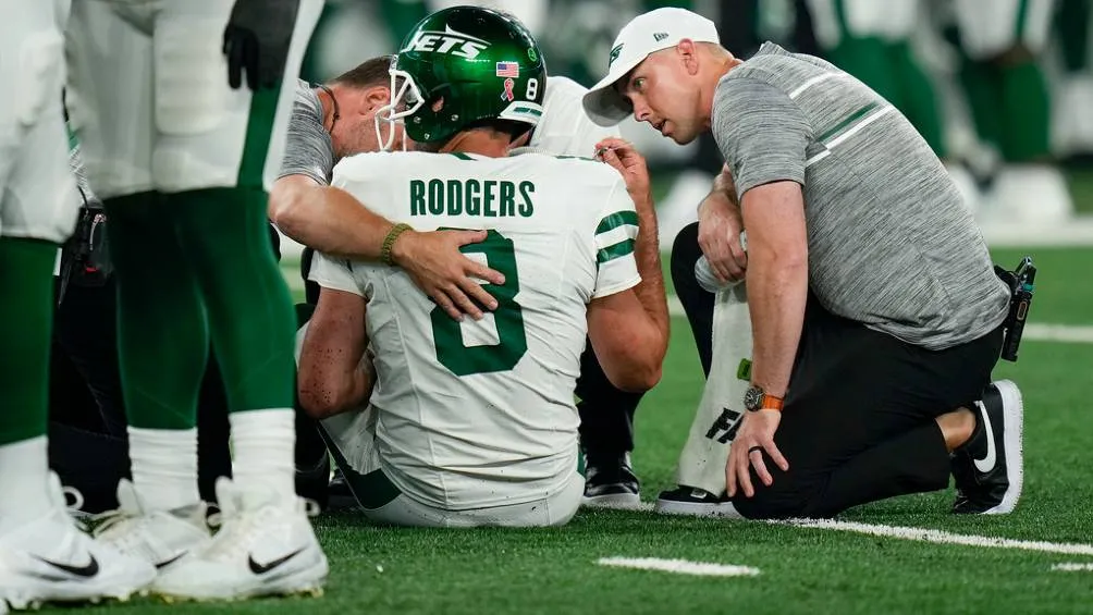 AP Aaron Rodgers no pudo continuar en el partido