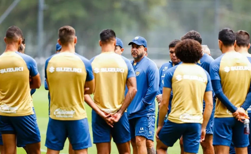 INSTAGRAM: @pumasmx Charla del Turco Mohamed a sus jugadores