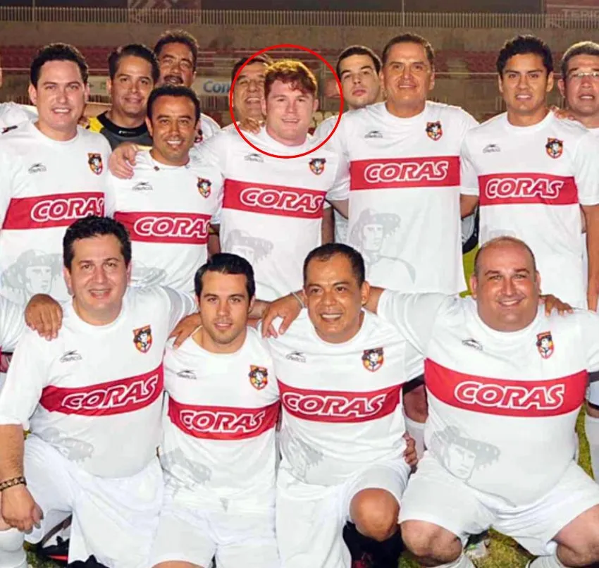 @cabra_futbol Canelo Álvarez junto a los participantes de ese partido amistoso