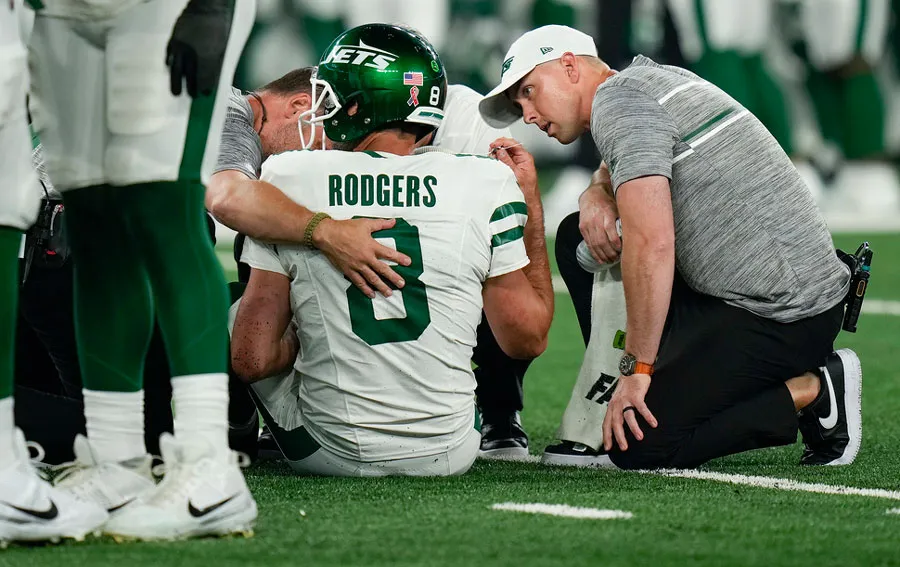 AP El veterano quarterback en el emparrillado antendido por los médicos