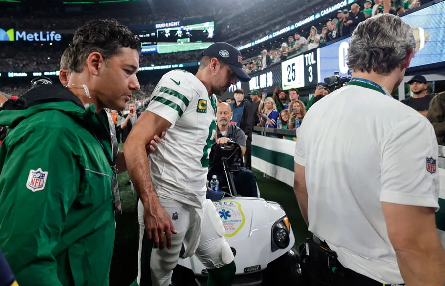 AP Aaron sale del juego ante Buffalo