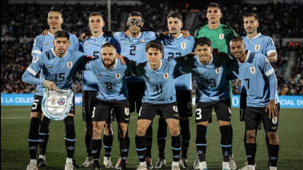 TWITTER: @Uruguay Cáceres en el juego de Uruguay ante Chile