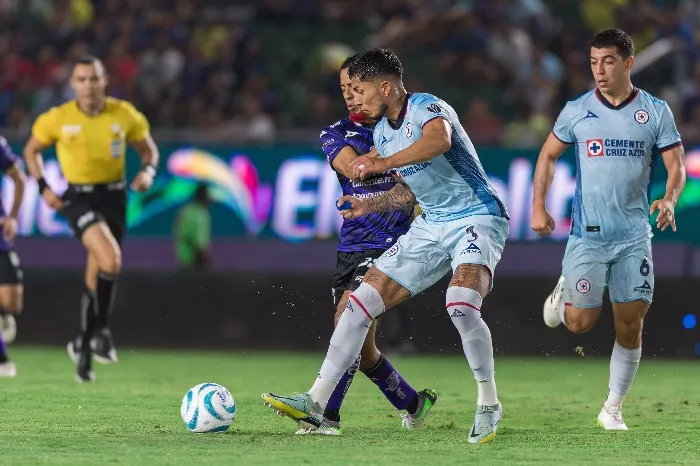MEXSPORT Mazatlán y Cruz Azul disputando el balón