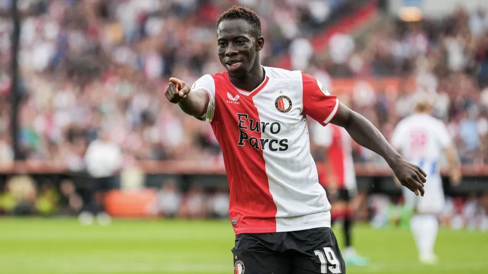TWITTER: @Feyenoord Minteh celebra el quinto gol del partido