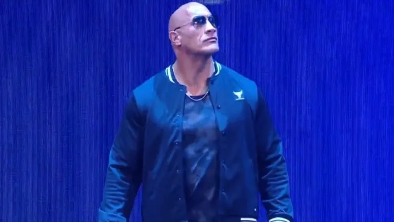 WWE The Rock hizo una aparición sorpresa en Smackdown