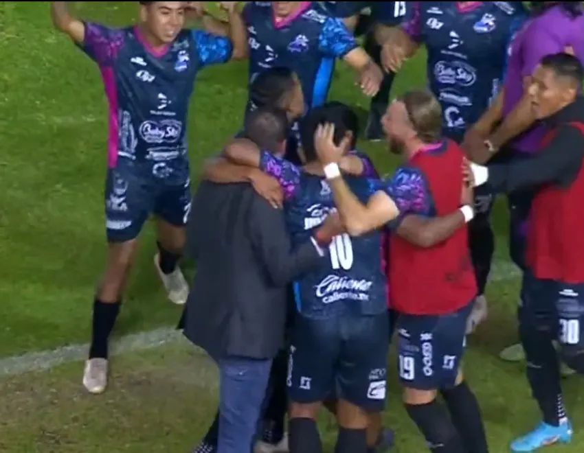 CAPTURA DE PANTALLA: @LigaMXExpansión Festejo con los compañeros