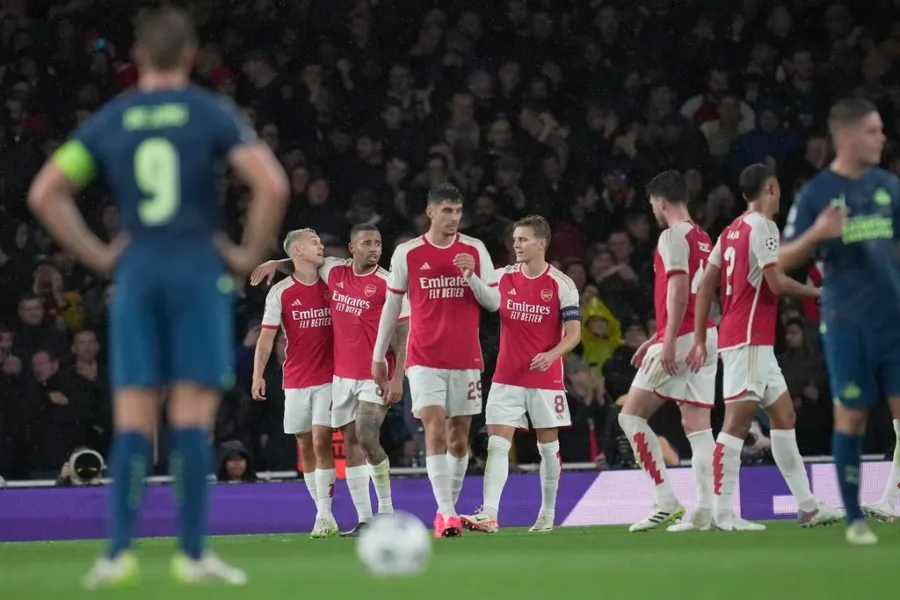 AP Arsenal goleó al PSV en la Champions League