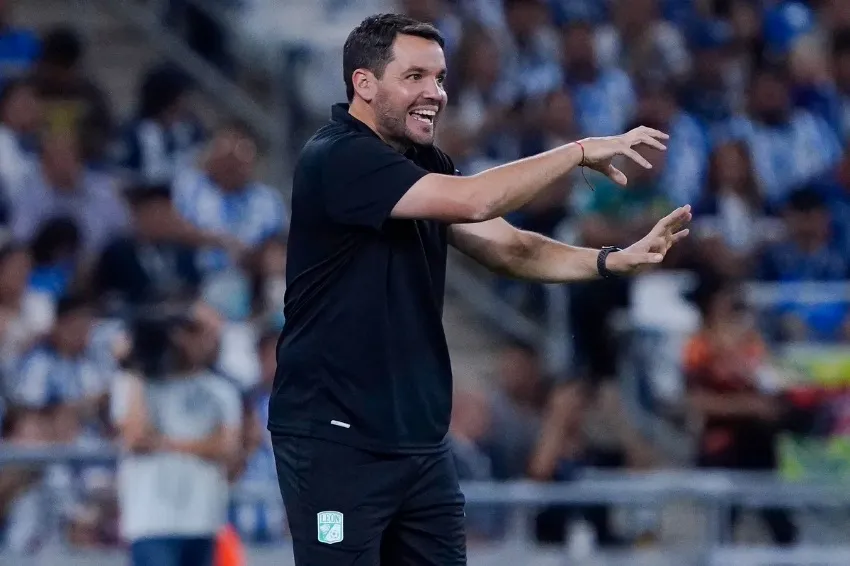 @clubleonfc Nicolás Larcamón en un partido de León