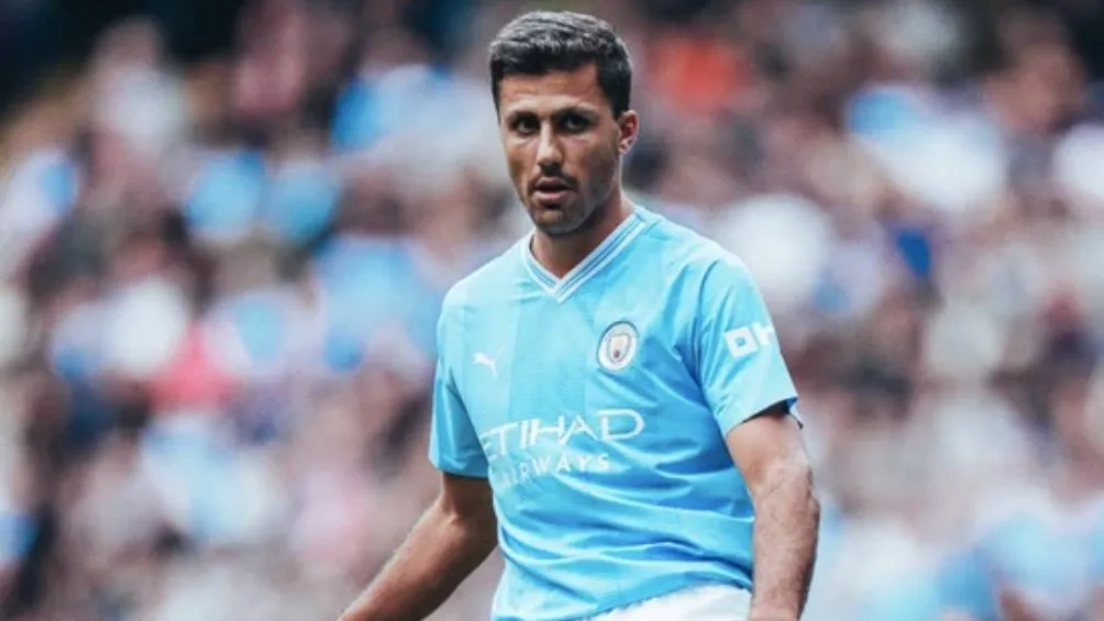 TWITTER: @ManCityES Rodri antes de sufrir la expulsión