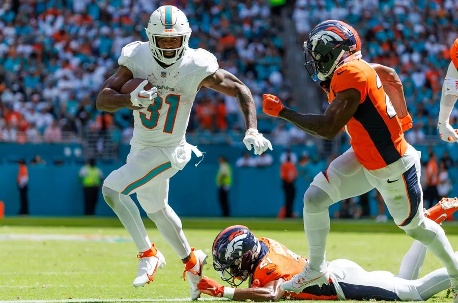 AP Raheem Mostert lleva el balón a zona prometida