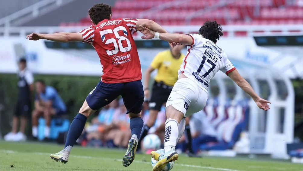 INSTAGRAM: @tapatiocd Organista y Robles disputando un balón