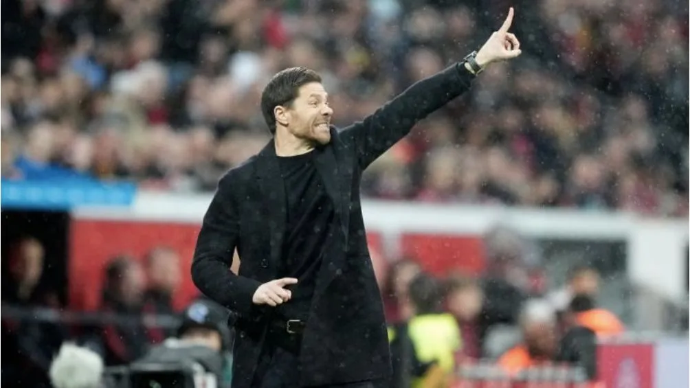 AP Alonso dirigiendo al Leverkusen