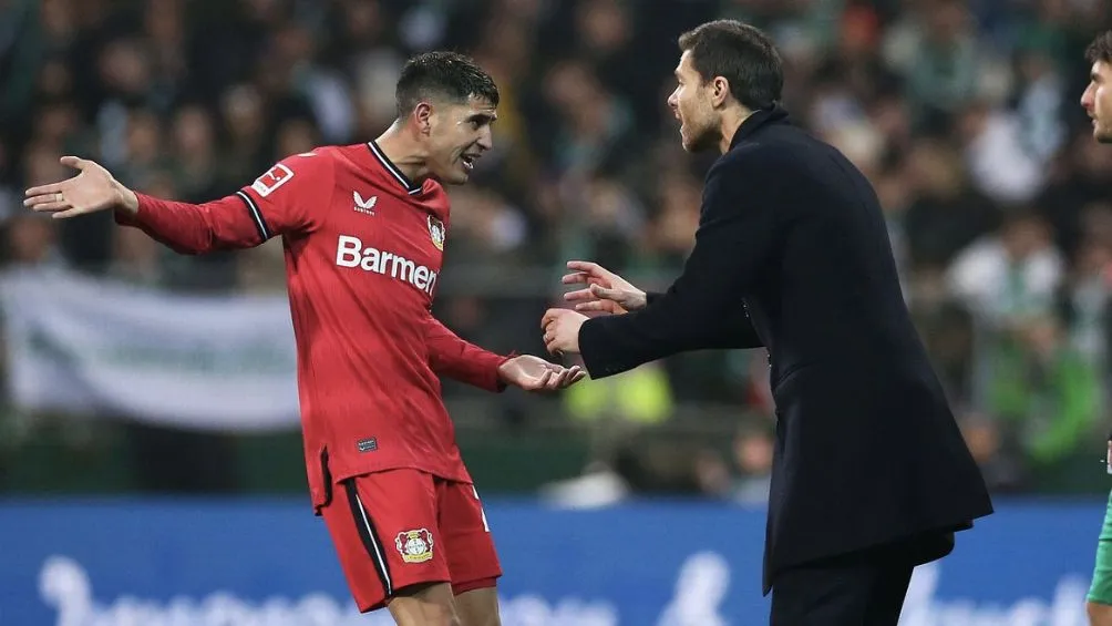 AP Xabi Alonso con Exequiel Palacios