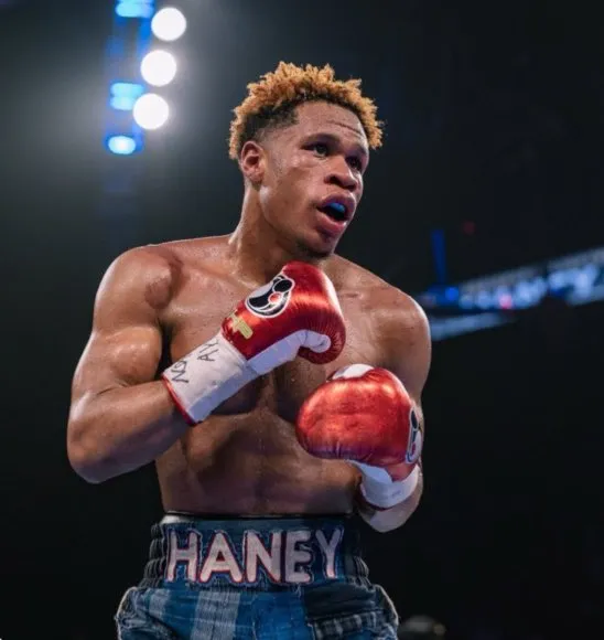 TWITTER @9AKAE Devin Haney y Canelo han defendido su título 2 veces