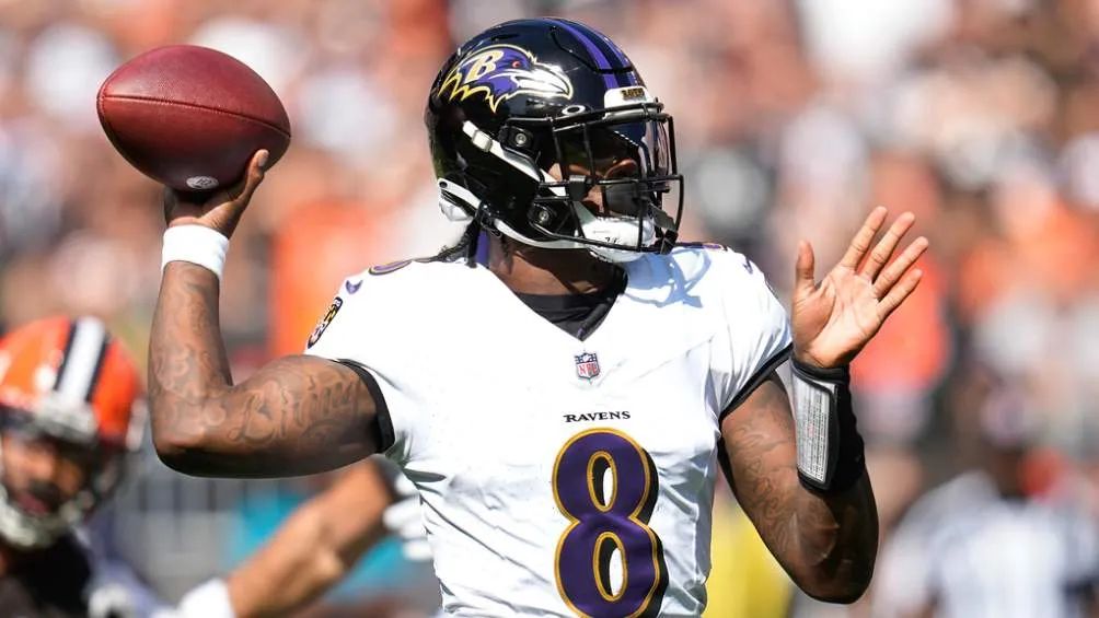 AP Lamar Jackson de Baltimore lanza un pase en el juego ante Cleveland
