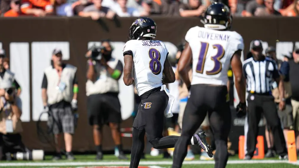 AP Lamar Jackson en acción durante el partido contra los Cleveland Browns