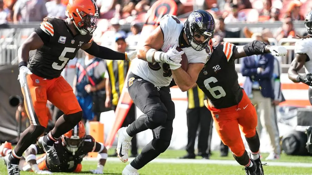 AP El ala cerrada de Baltimore, Mark Andrews, se enfrenta a la defensiva de Cleveland