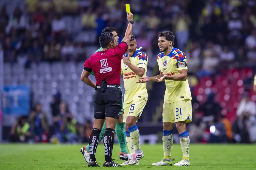 MEXSPORT El arbitraje generó polémica en el Clásico