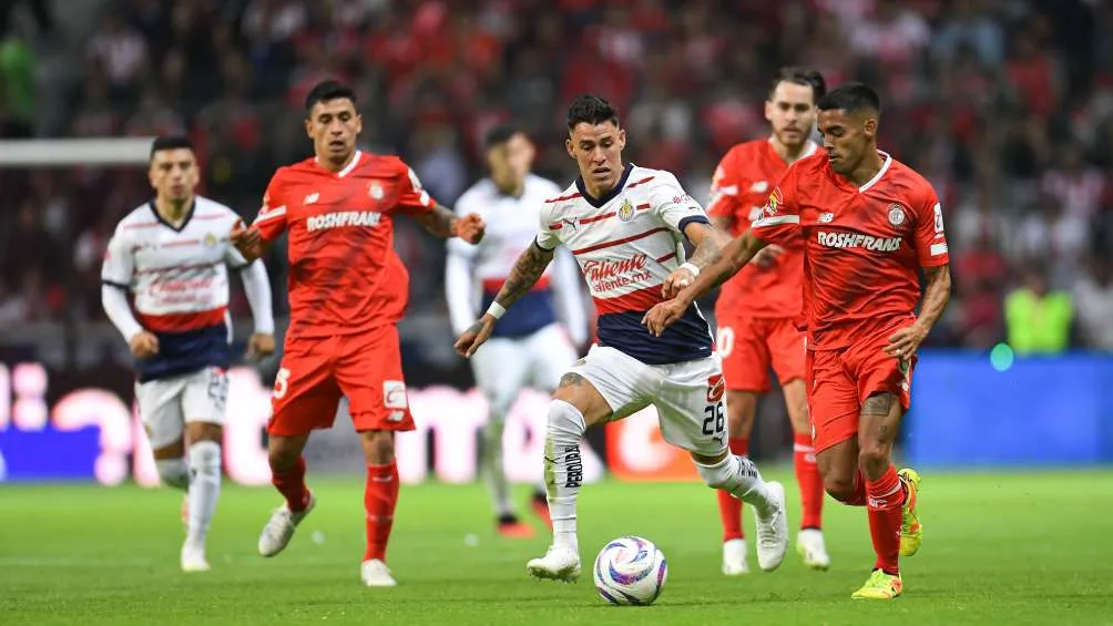 MEXSPORT Jugadores de Chivas y Toluca durante el encuentro de la Jornada 11