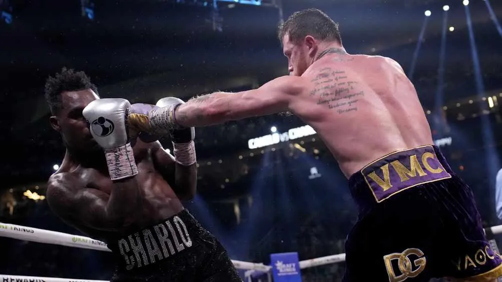 AP Canelo venció a Charlo