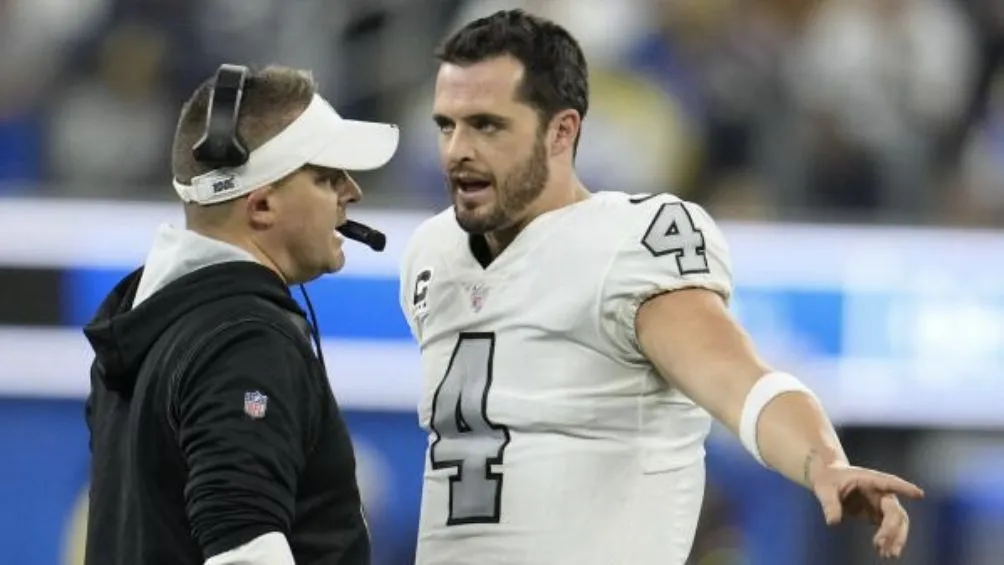 AP McDaniels junto a Derek Carr