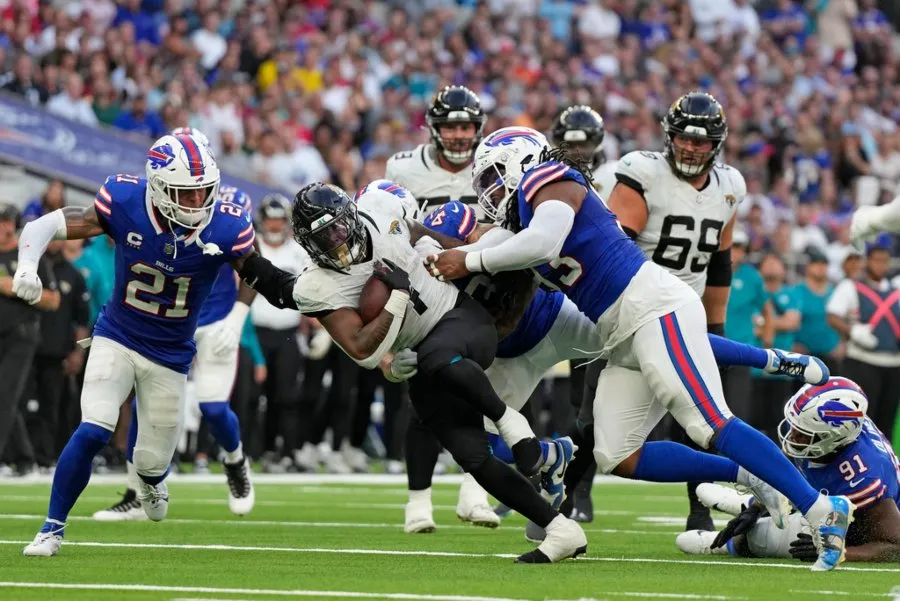 AP Travis Etienne anotó 2 TD's en el último cuarto