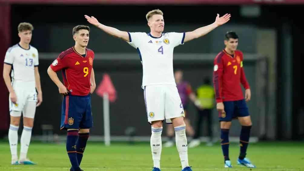 AP McTominay en reclamos por el gol anulado a Escocia
