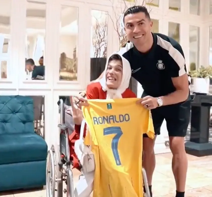 CAPTURA DE PANTALLA | @AlertaMundial2 Cristiano Ronaldo en su encuentro con Fatemeh Hamami