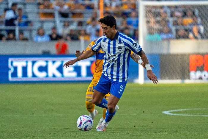 MEXSPORT Omar Govea controlando el balón