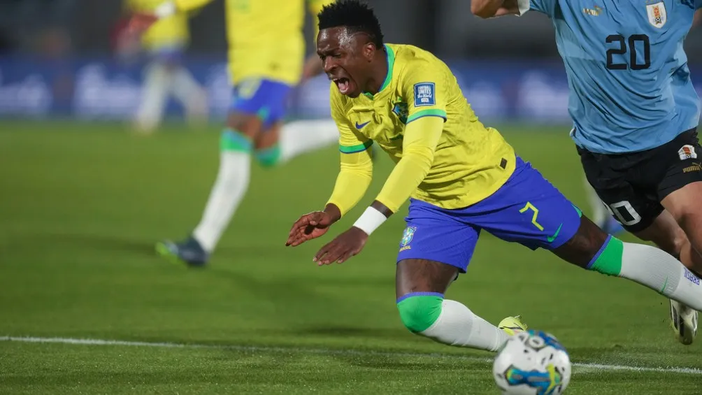 AP Vinicius no pudo pasar la defensa de Uruguay