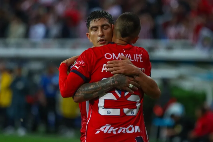 MEXSPORT Pocho Guzmán y Piojo Alvarado en celebración de gol