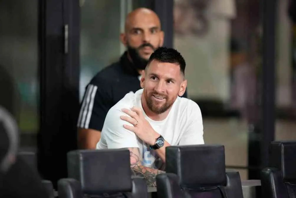 AP Messi en el palco durante el partido de Inter Miami ante el Charlotte FC