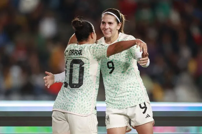 MEXSPORT Charlyn Corral con Alicia Cervantes en un partido del Tri Femenil