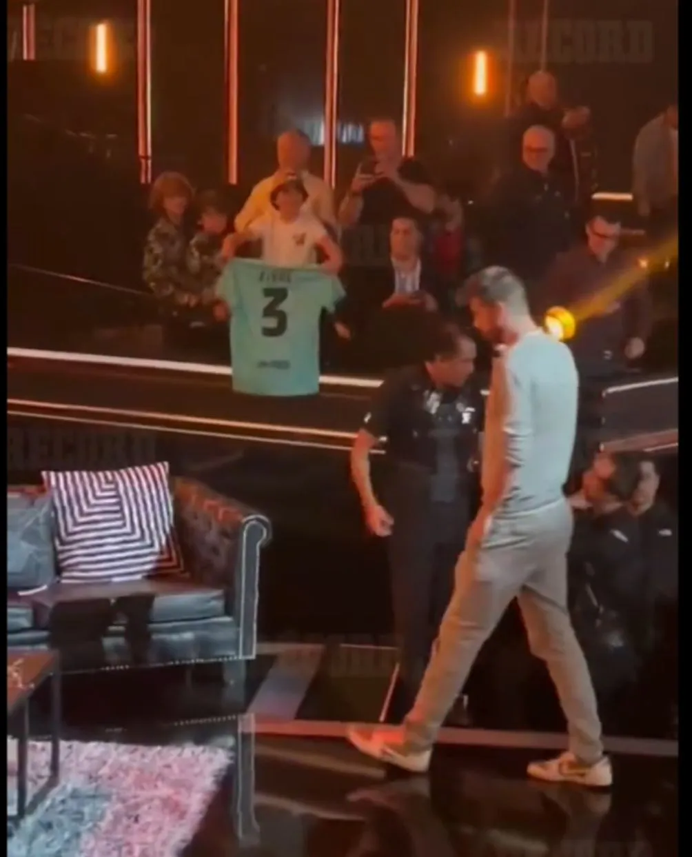 CAPTURA DE PANTALLA Piqué iba con su celular...